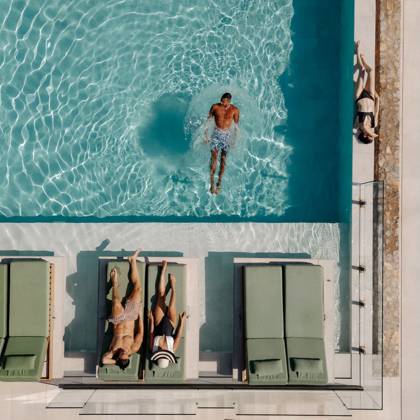 Vue aérienne d'un client nageant pendant que d'autres bronzent sur des transats