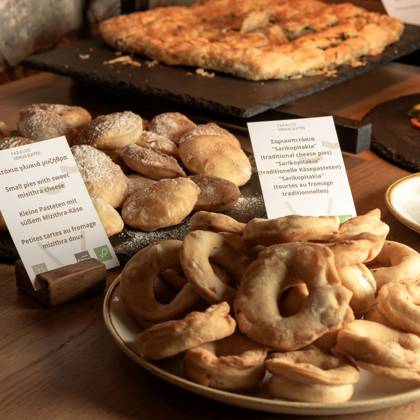Buffet de pâtisseries crétoises traditionnelles, feuilletés au fromage et pain frais étiquetés