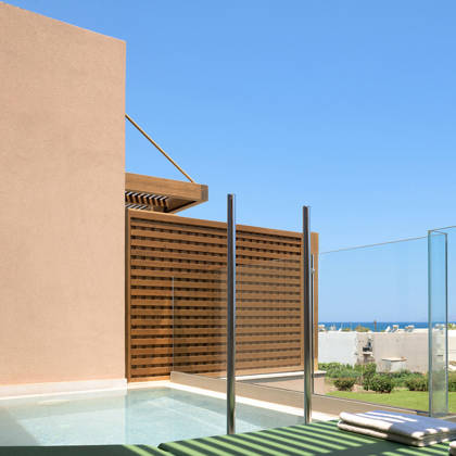 Piscine privée de la suite avec claustra en bois et vue dégagée sur la mer