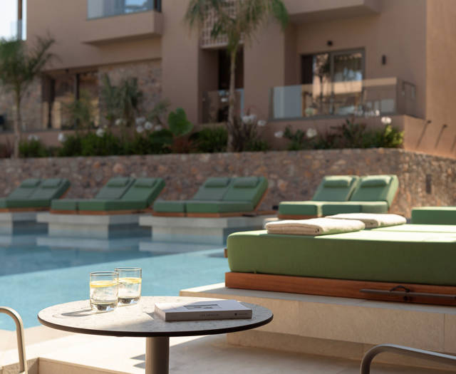 Junior-Suite-Swim-Up-2.jpg