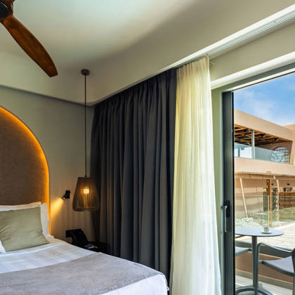 Suite avec lit king-size, tête de lit rétroéclairée et balcon ouvert sur la lumière