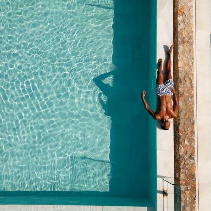 Vue plongeante d'une cliente allongée entre deux piscines turquoise