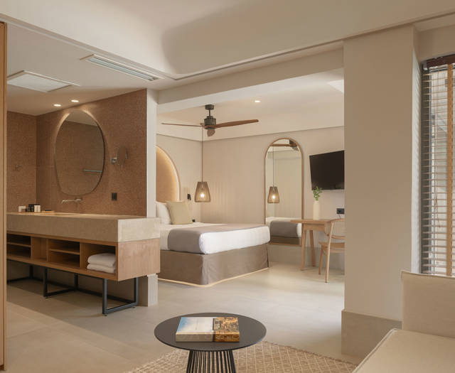 Junior-Suite-Swim-Up-8.jpg