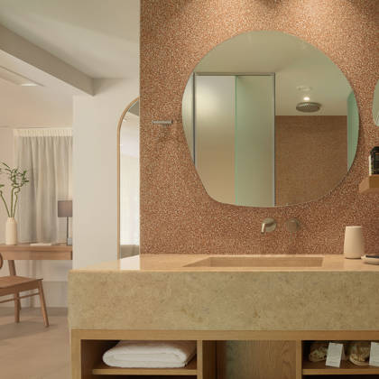 Salle de bain de Suite Junior Swim Up avec vasque en pierre, miroir rond et étagères à serviettes