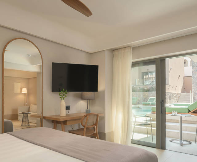Junior-Suite-Swim-Up-1.jpg