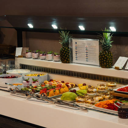 Buffet du petit-déjeuner avec fruits frais, yaourts, viennoiseries et jus de fruits
