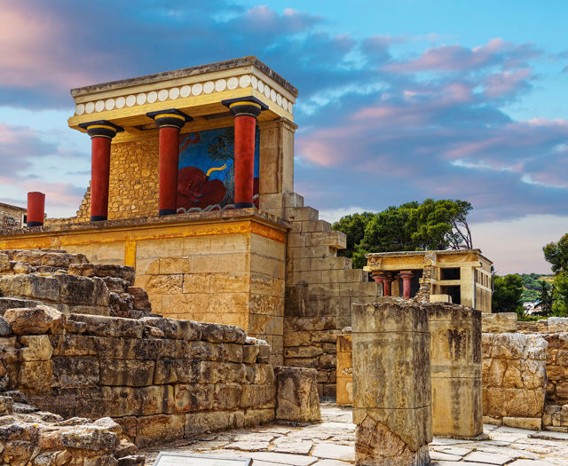 Les ruines du palais minoen de Knossos et ses colonnes rouges au coucher du soleil